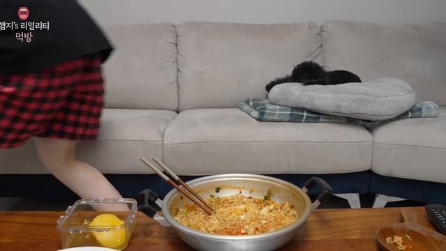 리얼먹방▶모자랄땐 소면 추가!! 김치국수라면☆디저트는 "크림찹쌀떡"ㅣKimchi Ramyun & Cream "Tteok"ㅣREAL SOUNDㅣASMR MUKBANGㅣ смотреть онлайн