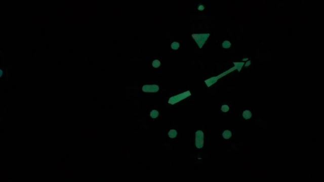 Lume Duel Round 2 - Rolex Submariner 116610LN Vs. Seiko SKX007 Vs. Orient Black Ray Raven смотреть онлайн