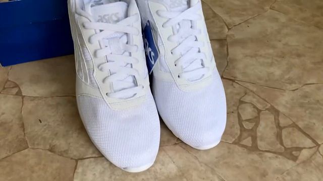 Белые кроссовки Асикс смотреть онлайн