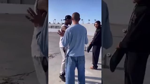 Шоколадный засранец решил в крысу проверить свой удар, но сработала мгновенная карма