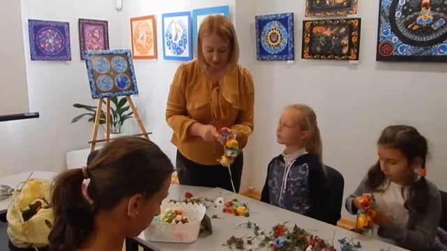 Майстер-клас плетіння віночків "Барви золотої осені" від Галини Лютан, Арт-бутік "Балянсе" смотреть онлайн
