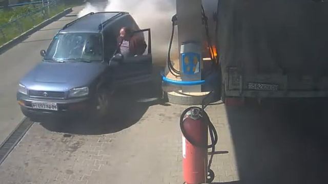 Пожар на заправке. Когда нет мозгов! смотреть онлайн