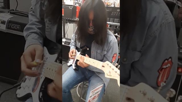 First time playing a Eric Clapton signature guitar смотреть онлайн