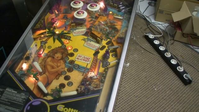 Gottlieb Spring Break Pinball system 80 B a few games on this super pinbal machine смотреть онлайн