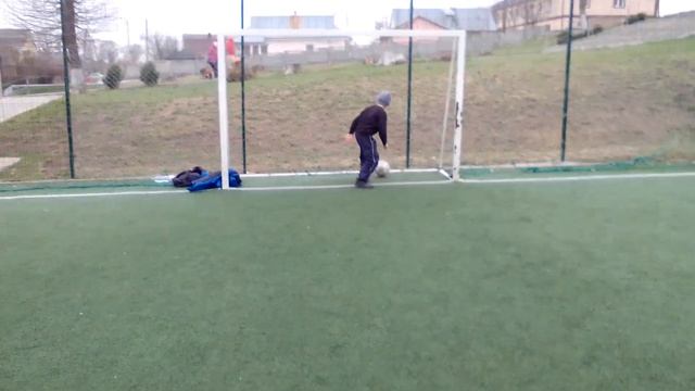 Учу младшего брата стоять на воротах. смотреть онлайн