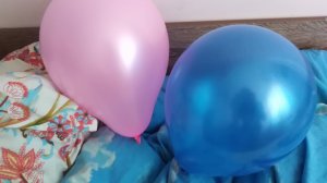 Симпатичная девушка тренирует лёгкие (надувает шарики)