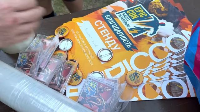 Памятные подарки от организаторов Epic con 2022 стенду Resident evil. Russia смотреть онлайн