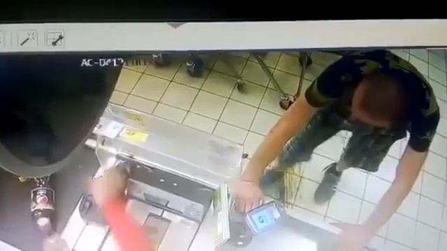 Мужик Обосрался на Кассе смотреть онлайн