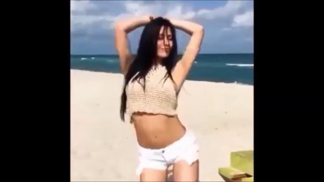 Georgina Mazzeo Bailando na Praia смотреть онлайн