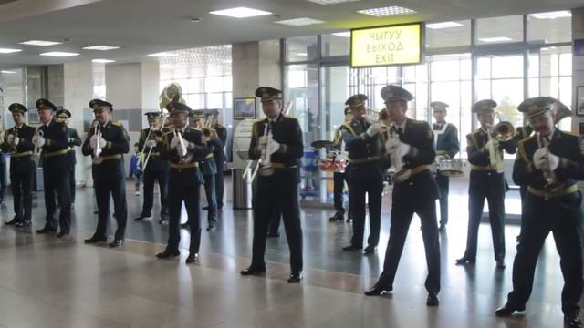 Флешмоб в аэропорту «Манас» с участием оркестра Генштаба смотреть онлайн