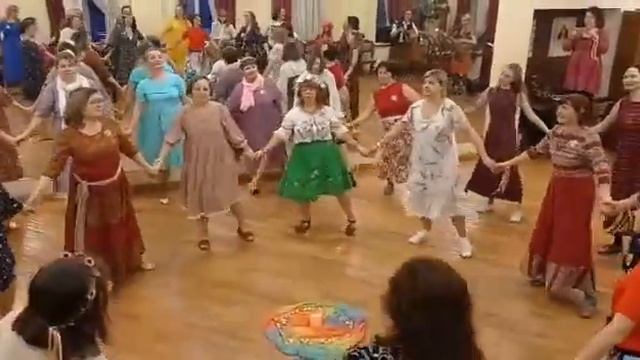 Круговые танцы с ЕЛЕНОЙ СОТНИКОВОЙ☀. Поют и играют многоголосье ,,Мотивы Дива". смотреть онлайн