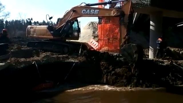 Работы по углублению русла реки для отвода воды от СНТ "Фрязево". Весна 2021 года. смотреть онлайн