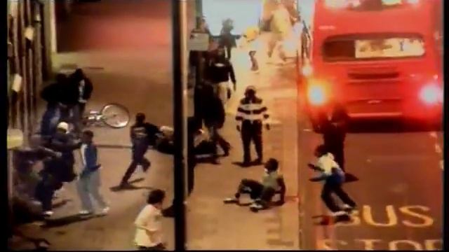 Black gang attack-Tottenham High Road N1. UK July 2009. смотреть онлайн