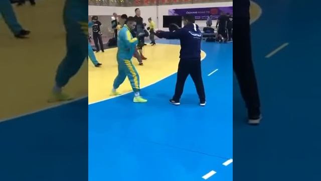 Тренировка Национальной Сборной Казахстана по Боксу - Saken Bibosinov на лапах смотреть онлайн