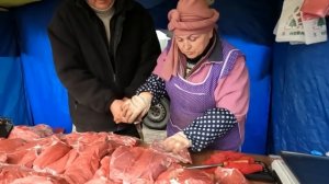 Делаю покупки на рынке в Киеве. Показываю актуальные цены