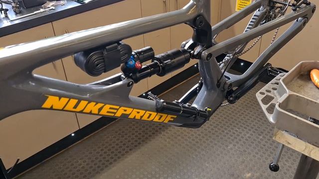 HOPE TECH 4 V4 BRAKE INSTALL - 220MM STOPPERS смотреть онлайн