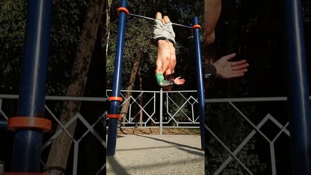 Растяжка на #турнике и #тренировка кора \ #freestyleworkout на спортплощадке от dzen.ru/m40r смотреть онлайн