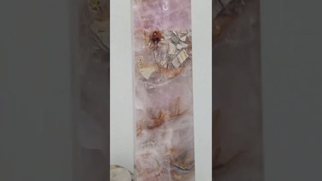 Аметист кристалл в породе на подставке