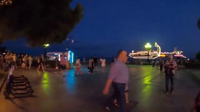 Набережная вечеорм. Народу очень много а уже 11 сентября Бархатный сезон продолжается Ялта Крым