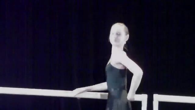 Юные грации танцуют у станка смотреть онлайн