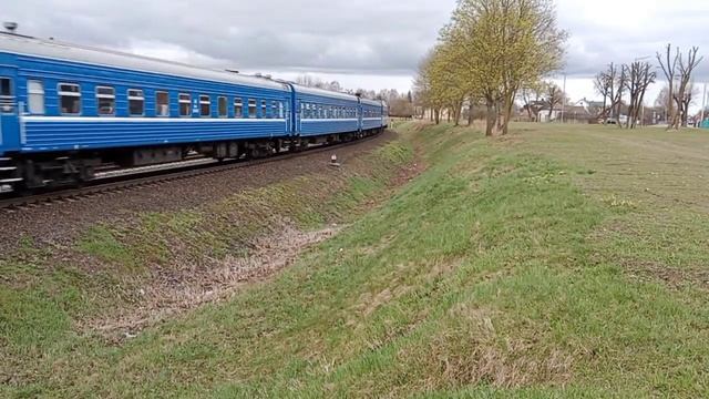 ТЭП70К-0251 с пассажирским поездом на подъезде к станции Лида.Перегон Гутно-Лида. смотреть онлайн