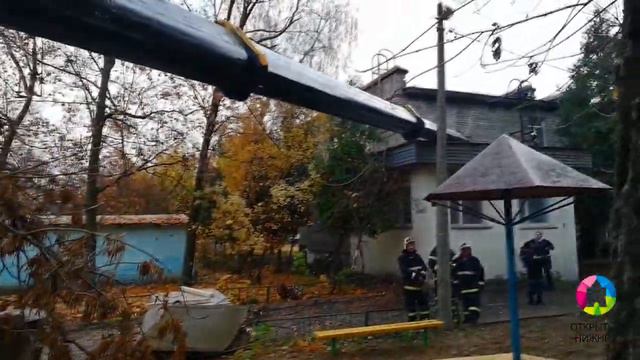 В Нижнем Новгороде строительный кран упал на детский садик смотреть онлайн