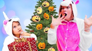 УРОНИЛИ ЕЛКУ! Веселые Единорожки встречают Новый год! — Весёлое видео для детей с Плей До