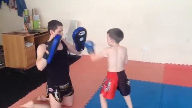 Гамодеев Даня, 8 лет. Работа по лапам. Клуб тайского бокса "Black Horse". г. Екатеринбург смотреть онлайн