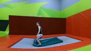 Как Сделать Сальто Назад (Back Flip) НА ЖИВОТ! Прыжки На Батуте! Обучалка #25