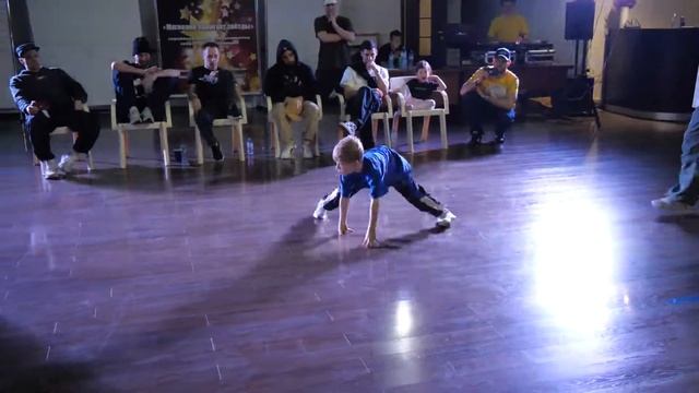 учитель и ученик bboy Yellow & Lazy Sam vs bboy Cheerito & Петеля - "ALL OPTION" break dance battle смотреть онлайн