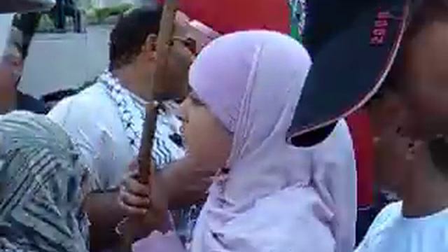 Israel-haters scream at pro-Israel demonstrators (8-12-2006) смотреть онлайн