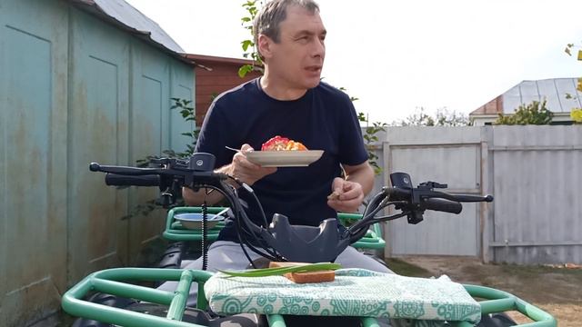 МУКБАНГ В ДЕРЕВНЕ / БОРЩ И ПЕРЕЦ ФАРШИРОВАННЫЙ / ОБЖОР НА КВАДРОЦИКЛЕ смотреть онлайн