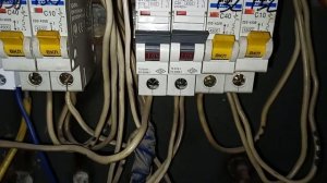 Автомат 40 ампер на кабель 4 мм2. Идиоты..