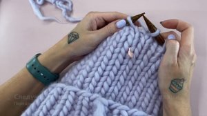 2-3 часа и готово! Модная шапка из толстой пряжи - подробный видеоурок для начинающих