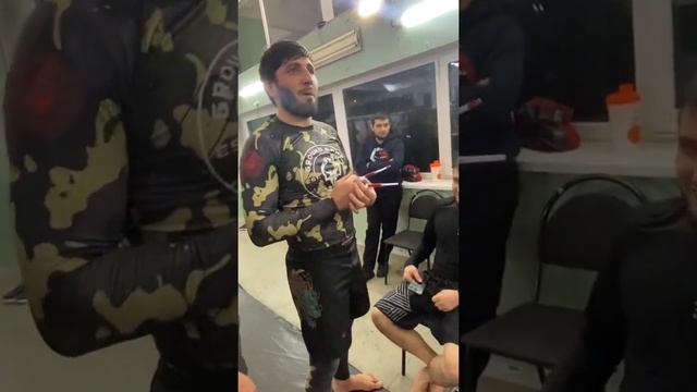 РИЗВАН ММА. СЛОМАЛ УХО ??. ЧТО ДЕЛАТЬ ЕСЛИ СЛОМАЛ УХО. смотреть онлайн