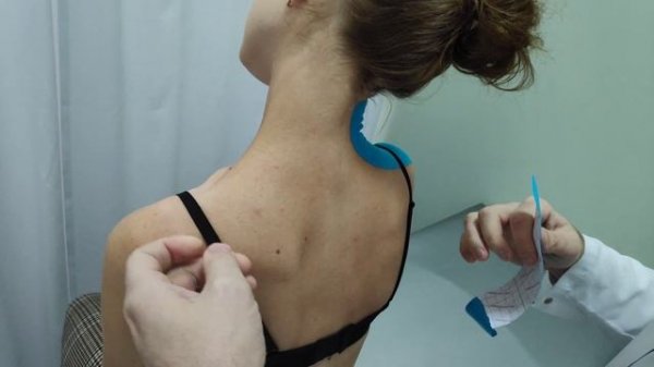 Тейпирование верхней порции Трапециевидной мышцы. Taping the upper portion of the Trapezius muscle.