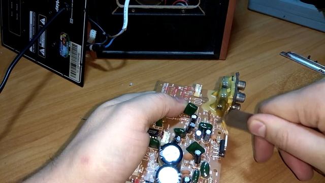 Гудит динамик сабвуфера, дымит. Ремонт сабвуфера. смотреть онлайн