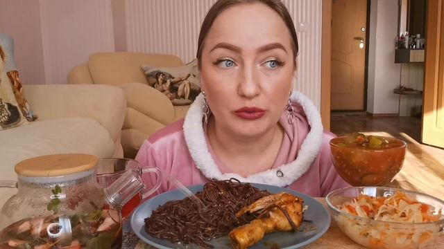 Я В ШОКЕ / ЗАРЕГИСТРИРОВАЛАСЬ НА САЙТЕ ЗНАКОМСТВ / МУКБАНГ / ЧЁРНАЯ ЛАПША С КУРИЦЕЙ смотреть онлайн