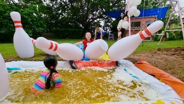 Bug's Jelly Slide Pool! Surprise Birthday Party for Callie смотреть онлайн