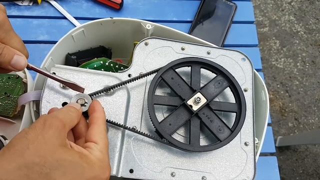 Replacing the drive belt of an XBM1008 bread maker. смотреть онлайн