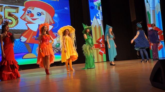 "7 цветов радуги" от Детской художественной школы Амурского района смотреть онлайн