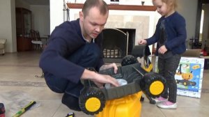 Экскаватор большой игрушечный Катя играет в рабочие машины на пляже в песке Toy