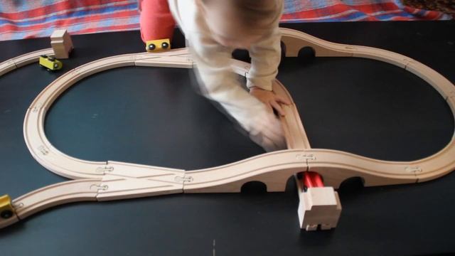Деревянная железная дорога от IKEA. Играем в дорогу от IKEA. Видео для детей. смотреть онлайн