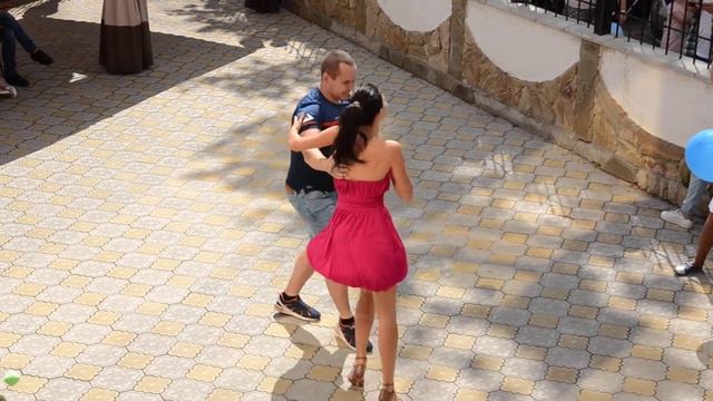 Преподаватели по сальсе и бачате Алена Авилова и Андрей Анисимов зажгли горячими танцами смотреть онлайн