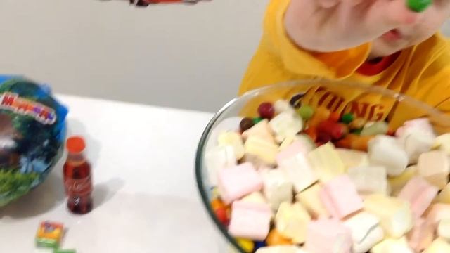 Огромная куча сладостей, разные конфеты, разные вкусы 1Candies смотреть онлайн