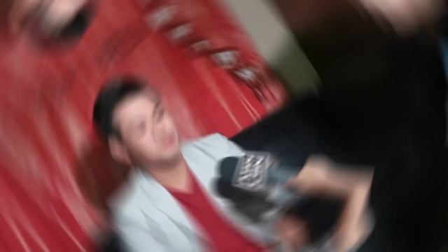 Porzucony przez matkę, bezdomny chłopiec stał się sensacją! Historia Marcelito Pomoy’a смотреть онлайн
