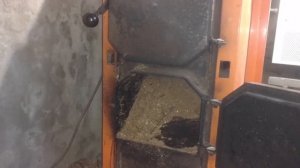 ДЫМИТ КОТЕЛ при открытии дверцы или подкидыванию дров ?