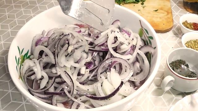 Закуска, маринованное филе пеленгаса.