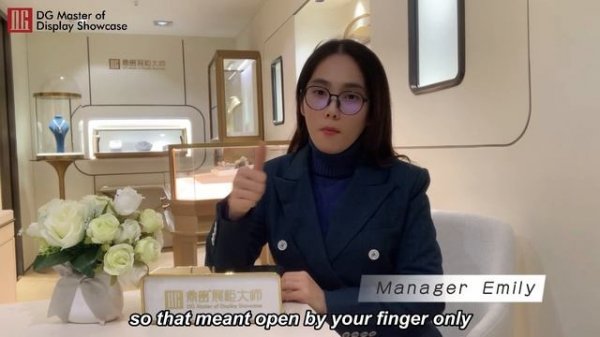 What lock options can DG display showcase provide?