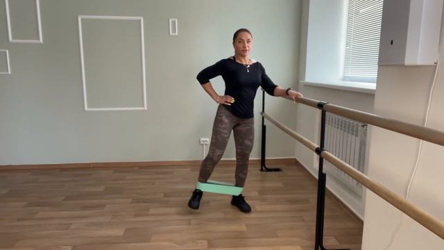 Отведение ноги в сторону с фитнес-резинкой смотреть онлайн